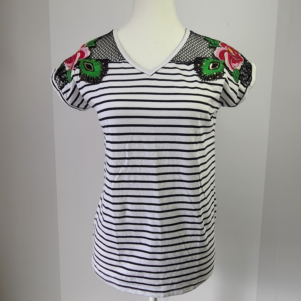 Pepper and Mint London black & white striped v-neck short sleeve shirt, sz S